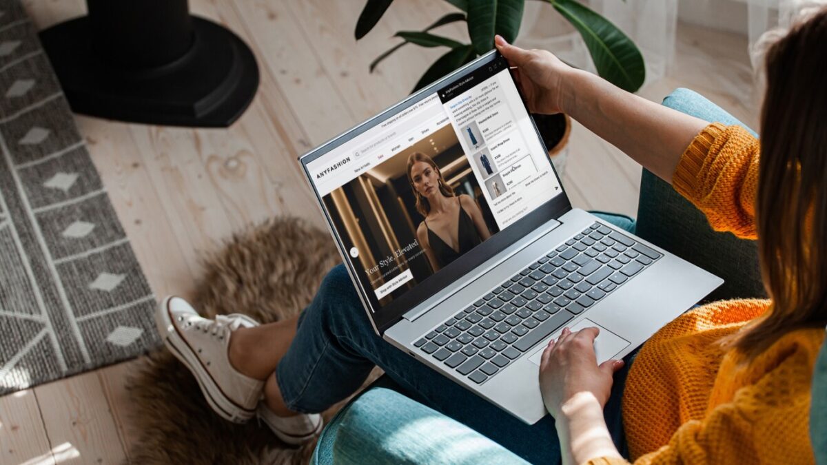 AWS Agentic Shopping Assistantのデモ画面。スマートフォン上でAIが商品を提案する様子