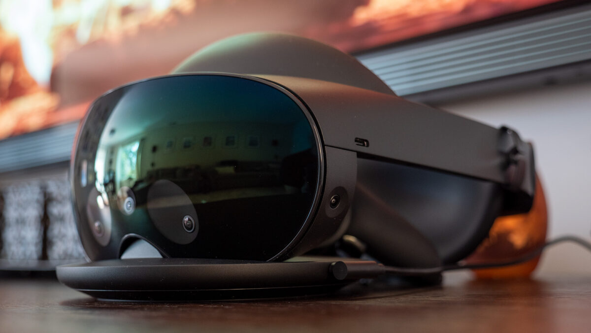 充電ドックに置かれたMeta QuestのVRヘッドセットとコントローラー