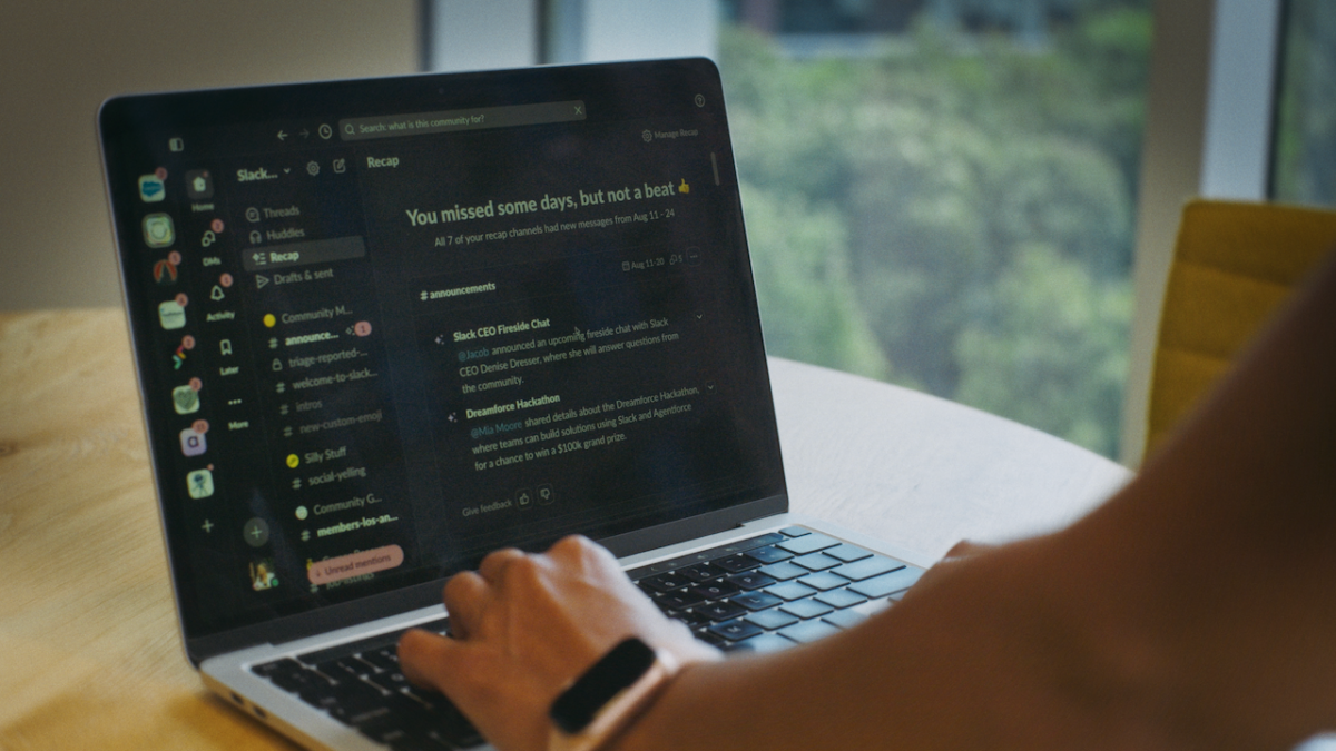 Slackのチャンネル要約機能が決定事項とアクションアイテムを抽出している画面