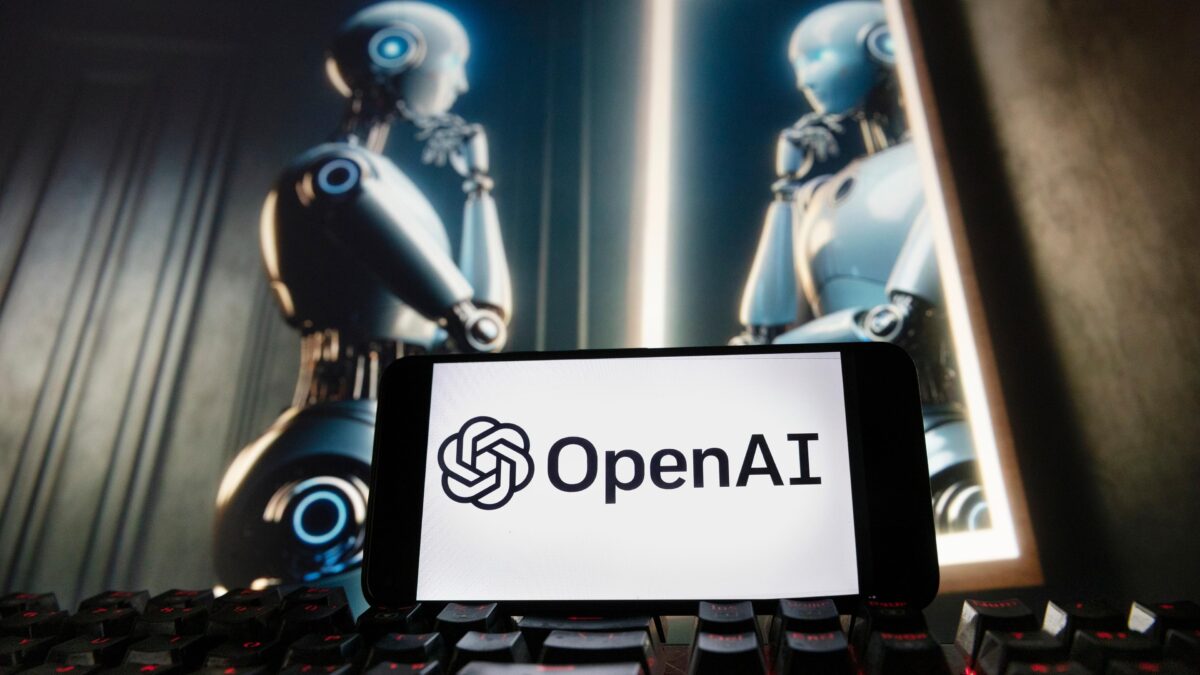 ChatGPTの画像生成モデルを表示したパソコン画面とOpenAIのロゴが映るスマートフォン