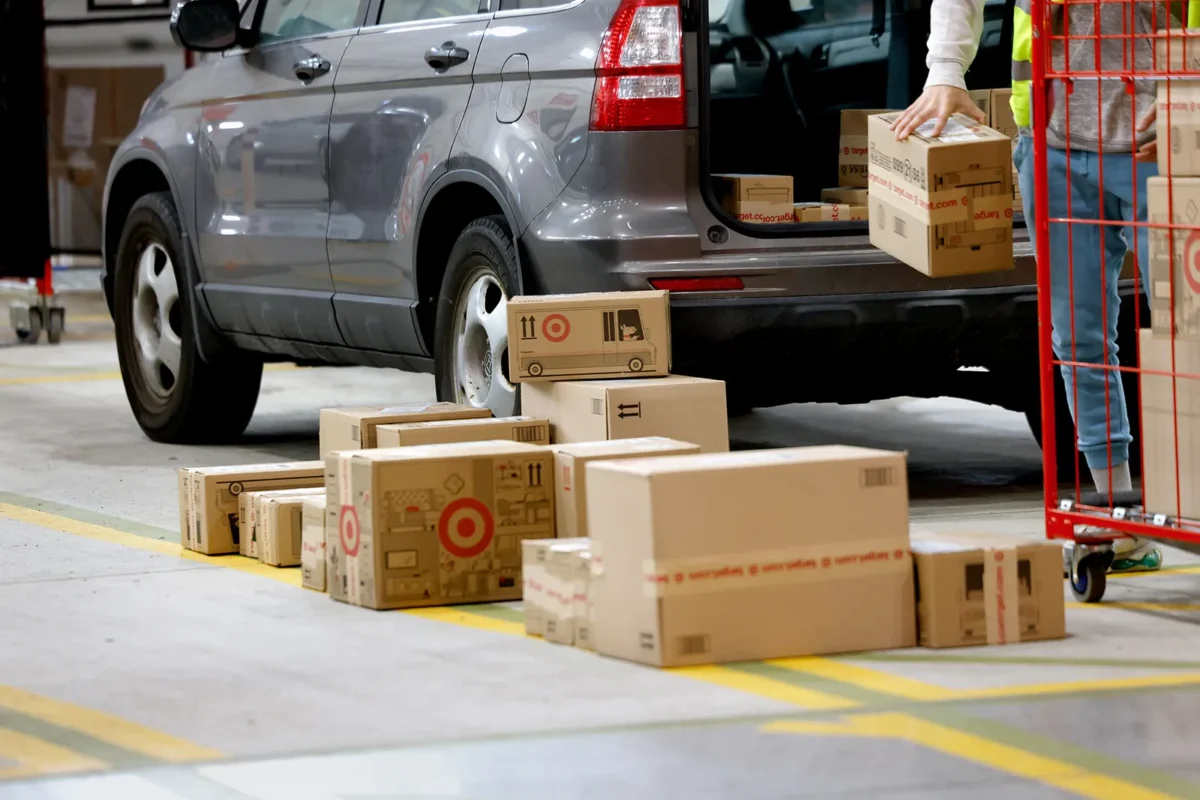 Targetのロゴが入った荷物を車両に積み込む様子