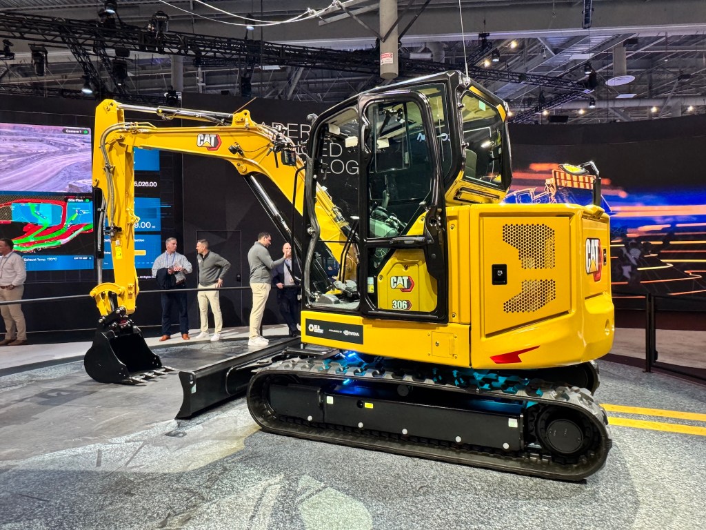 キャタピラーがCESで展示したライダー搭載機の展示ブース