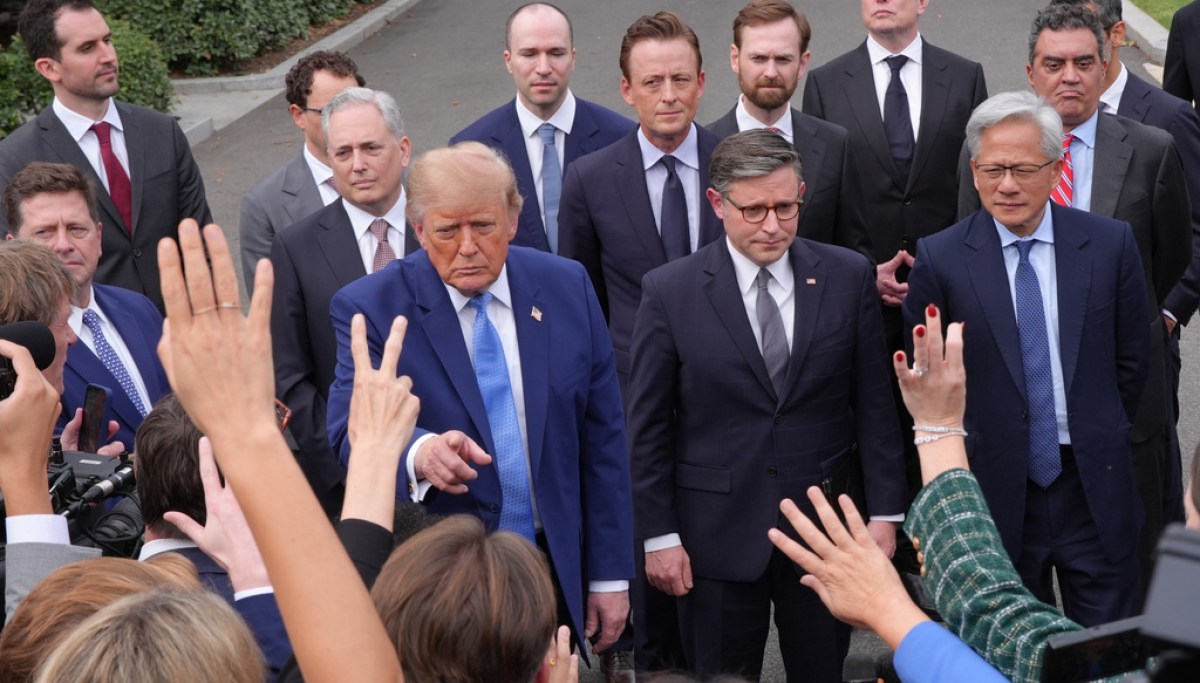 超知能協定の署名後、ホワイトハウスで取材に応じるトランプ大統領とテック企業の経営者たち(報道写真)