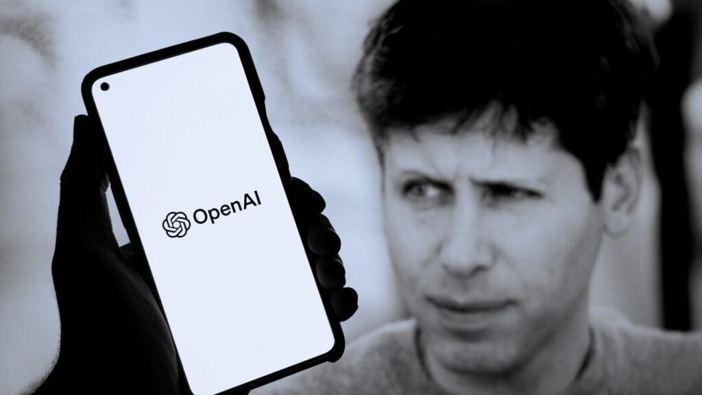 OpenAIのロゴを背にしたサム・アルトマンCEOの写真