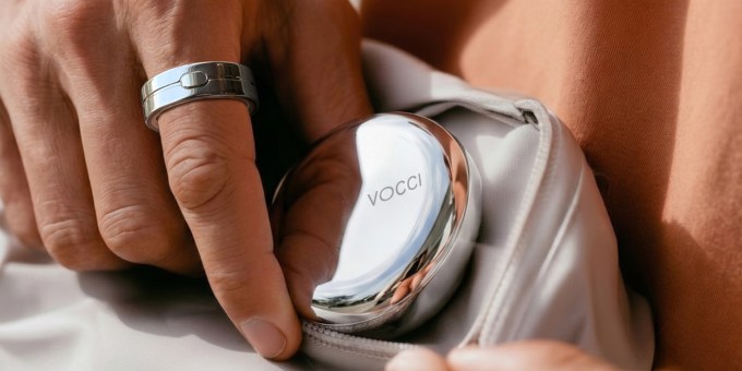 Vocciのリング型AI議事録デバイスと充電ケース