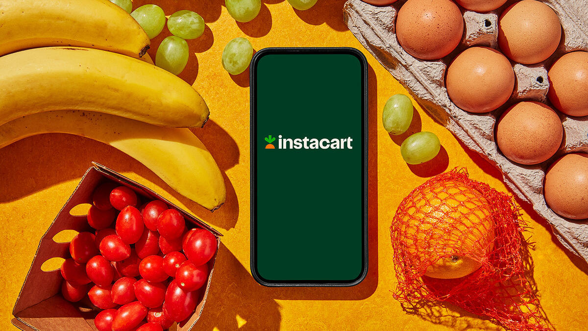 Instacartのネットスーパー注文画面と食料品のイメージ