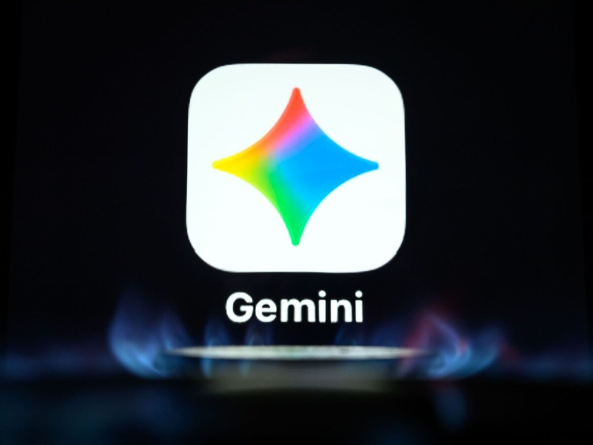 Geminiアプリのアイコンが炎越しに表示されたイメージ写真
